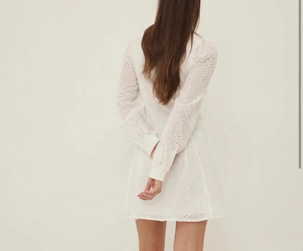 Säljer denna snygga vita klänning från NA-KD. Helt oanvänd och ny. Säljer för att den är för liten för mig. Passar perfekt till studenten och sommaren! . Klänningar.