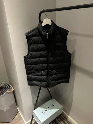 Moncler väst  - Västen är i nyskick använd ett fåtal gånger, storlek:3(M), pris4800kr, allt og ingår!