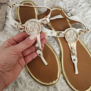 Sandaler - Vita sandaler MK, men jag vet inte om de är äkta.