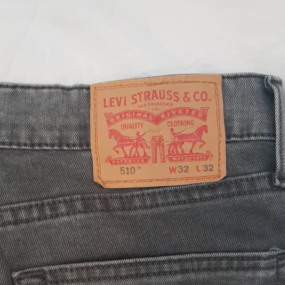 Säjer dem här Jättefina gråa Levi's byxorna!!! Använda många gånger men är i ett super bra skick. Kom ptivat för frågor💛. Jeans & Byxor.