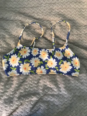 Bikiniöverdel - Super söt bikiniöverdel med blommotiv! Tyckte verkligen om denna, men är tyvärr lite liten på mig nu! Den har juster bara band och uttagsbara pads! Knappt använd och fortfarande i fint skick!❤️