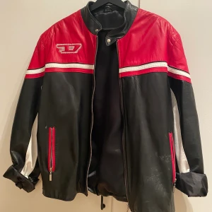 Vintage bikerjacka diesel  - Säljer min fina vintage biker jacka dom är äkta diesel. Storlek xl men funkar bra som oversize på mig som är s/m. Använd men i fint vintageskick