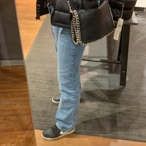 Zara jeans - Säljer dessa supersnygga slutsålda zara jeans då dom inte passar mig längre 💗 the mid waist straight