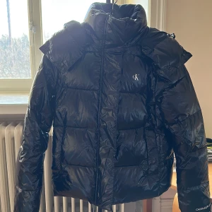 Calvin Klein Jacka  - En äkta Calvin Klein jacka som köptes för 2000 kr. Jag säljer den för 1300. Jackan har används 1 gång och det är i bra skick. Den är i Storlek XS.