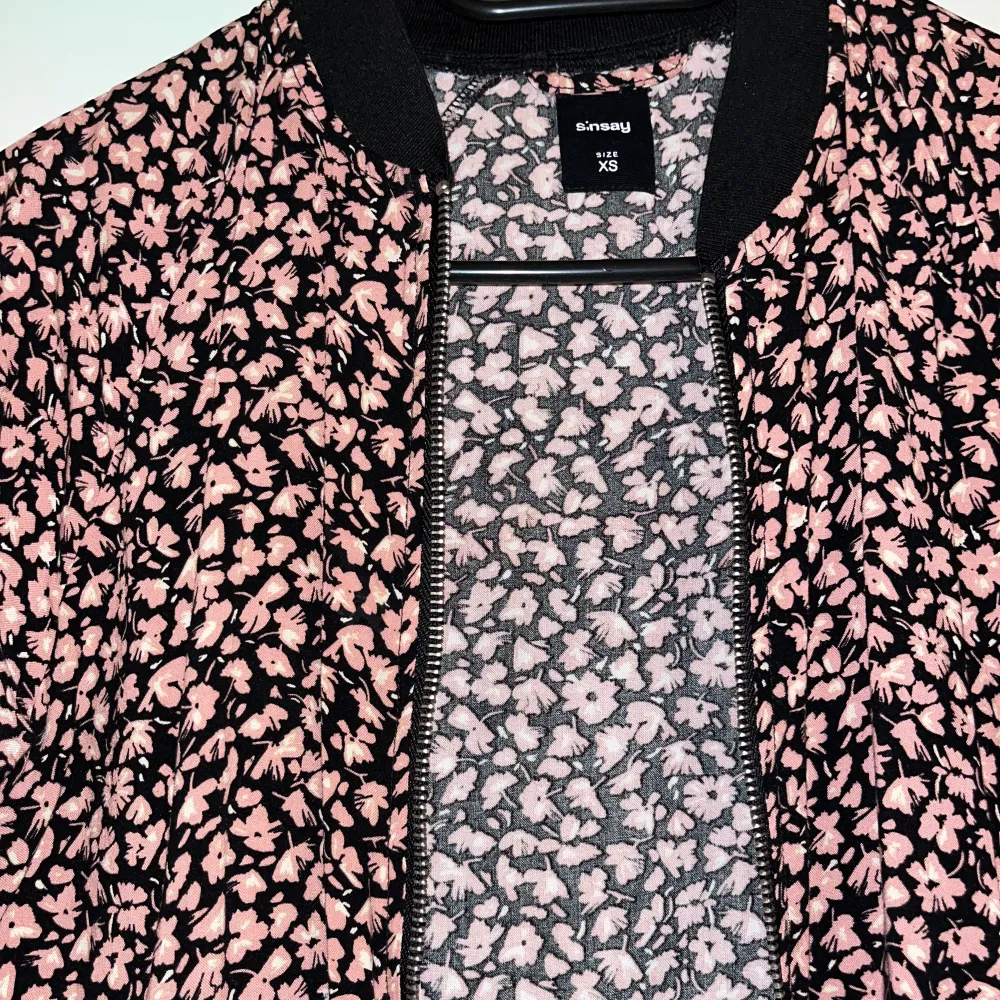 Thin jacket with pink flowers, from sinsay, size XS. Jackor.