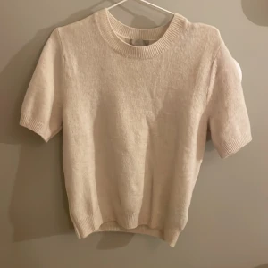 Stickad tshirt  - Stickad tshirt från H&m i storlek S, aldrig använd! Köp via köp nu funktionen!