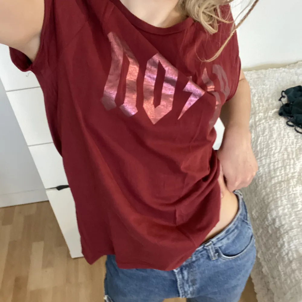 Superfin T-shirt men som aldrig kommer till användning, därav säljs! Storlek XS men passade även S och M. Frågor? Bara att skriva!😊💝. T-shirts.