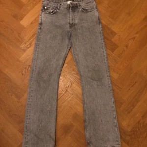 HOPE jeans - Gråa HOPE rush denim i relativt bra skick. Tyvär är det hål i båda framfickorna annars inga större flaws. Nypris: 1600kr