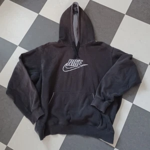 Nike hoodie - Supermysig vintage nike hoodie🩷 den är oversise på mig som brukar ha s. Säljer då den inte kommer till användning längre. Bra skick🩷 skriv för fler frågor🩷