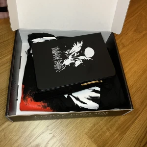 Trippie redd merch - Box som inkluderar T-shirt storlek M, skriv block och penna, pris kan diskuteras 