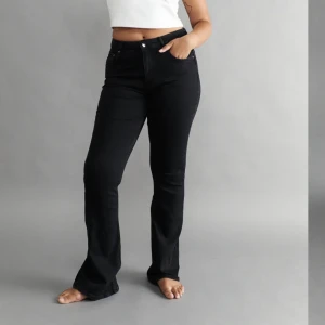 Bootcut jeans - Bootcut jeans från Gina Tricots gamla kollektion. Fitpicen på 1a bilden är därför från deras nuvarande kollektion. Skönt stretchigt material med mid- highwaist midja. Uppsydda i benslutet men går enkelt att sprätta upp om önskas. Waist ca 33cm. BRA skick.
