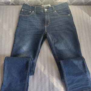 Levi's Jeans - Ett fint par jeans från Levi's Storleken är 172cm alltså till dig som är 16år och är 172cm lång Skicket 10/10