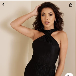 topp - Säljer denna svarta topp som är för liten, Den är i storlek L men skulle säga att den passar S/M 🫶🏻