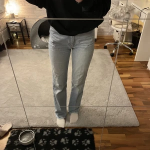 Ljusblå jeans  - Säljer dessa ljusblå jeans ifrån NAKD i stormen 34☺️säljer dem för att de är för stora för mig🤍
