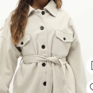 Beige kappa - En jätte fin beige kappa i storlek 34 ifrån Nelly. (Slutsåld) använd 1 gång. Kan gå ner i pris vid snabb affär