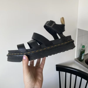 Dr Martens Sandaler - Inte använda så mycket, endast damm som syns på bilden. Nypris 1500. Köparen står för frakt eller möts upp i Göteborg. Osäker på exakta storlek då jag inte kan se att det står nånstans men passar mig som vanligtvis har storlek 40.