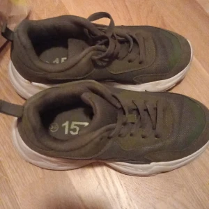 Sneaker mörgröna  - Sneakers skor med lite högre sula storleken är 36 använda men är i väldigt bra skick
