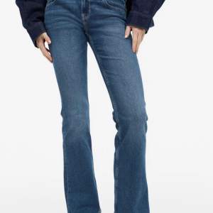 Säljer dessa trendiga y2k jeans från hm i fint skick, blir budgivning om det många intresserade ❤️