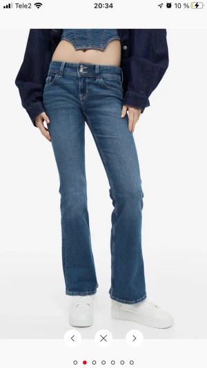 Y2k jeans H&M - Säljer dessa trendiga y2k jeans från hm i fint skick, blir budgivning om det många intresserade ❤️