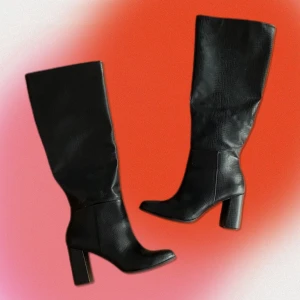 Svarta Boots - Häftiga svarta knähöga boots med klack. Säljer den då de inte har kommit till användning, är i gott skick. Har ett rutigt/ krokodil skin aktigt mönster.