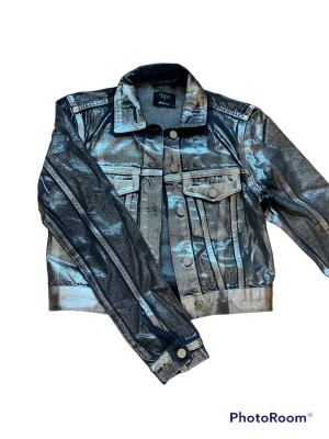 Jeansjacka - Supercool silvrig jeansjacka från Gina!! Croppad passform<3