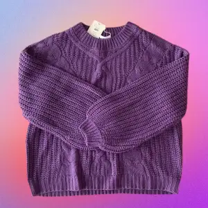 Super söt och bekväm stickad tröja i en lila färg. Har en fin passform med lite större ärmar. Är i nyskick då den aldrig har kommit till användning. 