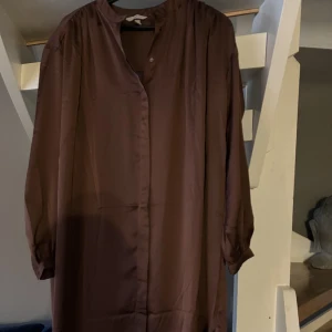 Klänning - Oanvänd. Köparen betalar frakt. Stor i storlek. 