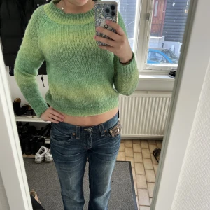 Stickad tröja  - Gröna stickad tröja, köpt second hand. Super fin till våren och sommaren.