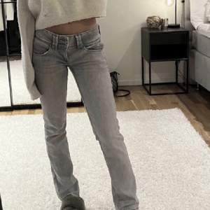 Skit snygga och trendiga jeans från Pepe i modellen VENUS! I nyskick! Köpte för 999kr på zalando 😍 Måste tyvärr sälja då dem blivit för små för mig!  28x32 Finns fler bilder privat😄