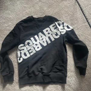 Dsquared2 sweatshirt. - Svart Dsquared2 sweatshirt. Knappt använd och ser därför som ny ut. Köpte på NK för ca 1 år sedan för 1500. Stilren och fräsch.