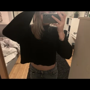 Svart stickad tröja  - Svart stickad tröja från Gina🫶🏼super skön o super snygg! I nyskick.