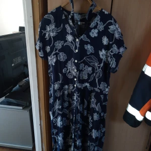 Klänning blå och vit mönstrad st 44. - Klänning blå och vit mönstrad i storlek 44 med löstagbart skärp .100% viscose .tvätt 40.inget slitage finnes .hämtas i Skene alt skickas .