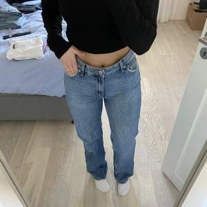 Blå wide leg jeans från bershka. Strl 36 Hela och rena, använda ett fåtal gånger  150 kr + frakt