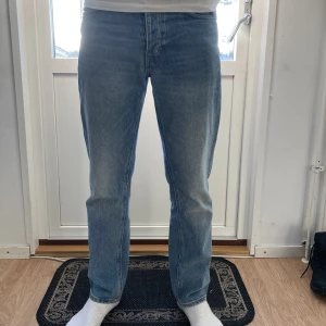 Blå Neuwdenim jeans, relaxed fit - Riktigt fina jeans, för små för mig. Grym kvalitet och bra passform! Orginalpris runt 1200