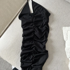 Svart klänning  - Denna snygga klänning som sitter snyggt på kroppen! Passar xs/s✨