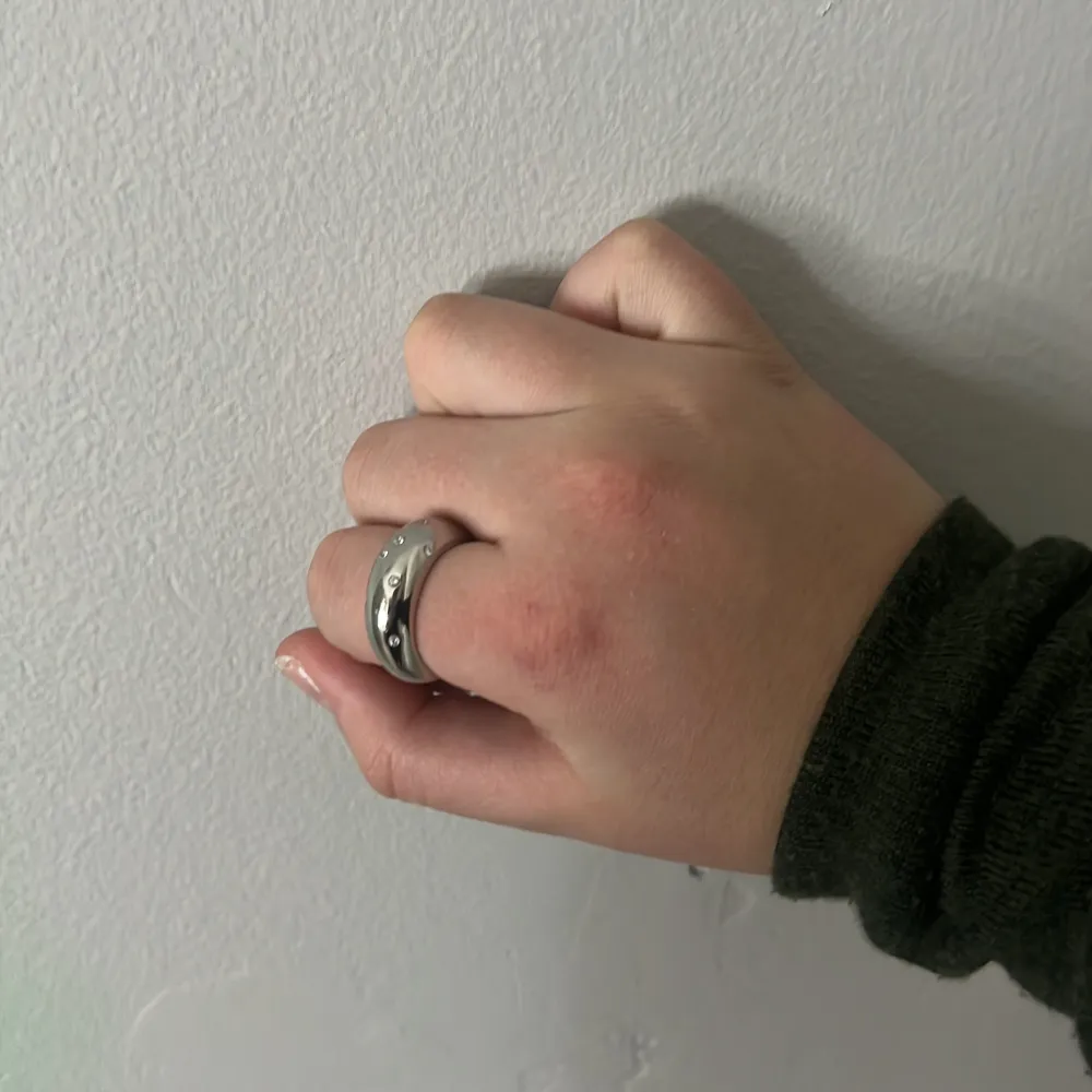 Detta är en ring från Edbald. Den sälj för 350 kr. Men kan prata om annat pris. Kostar i vanliga fall 449 tror jag.Storlek 18.50 passar då tretton åringar peka finger. ALDRIG ANVÄNDT . Accessoarer.