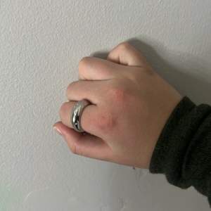 Detta är en ring från Edbald. Den sälj för 350 kr. Men kan prata om annat pris. Kostar i vanliga fall 449 tror jag.Storlek 18.50 passar då tretton åringar peka finger. ALDRIG ANVÄNDT 