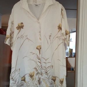Vit blommig blus i stl 50 /52 . - Fin vit blommig blus i stl 50 /52 i 100% viscose och tvättas i 40.inköpt hos Cellbes .Inget slitage finnes .