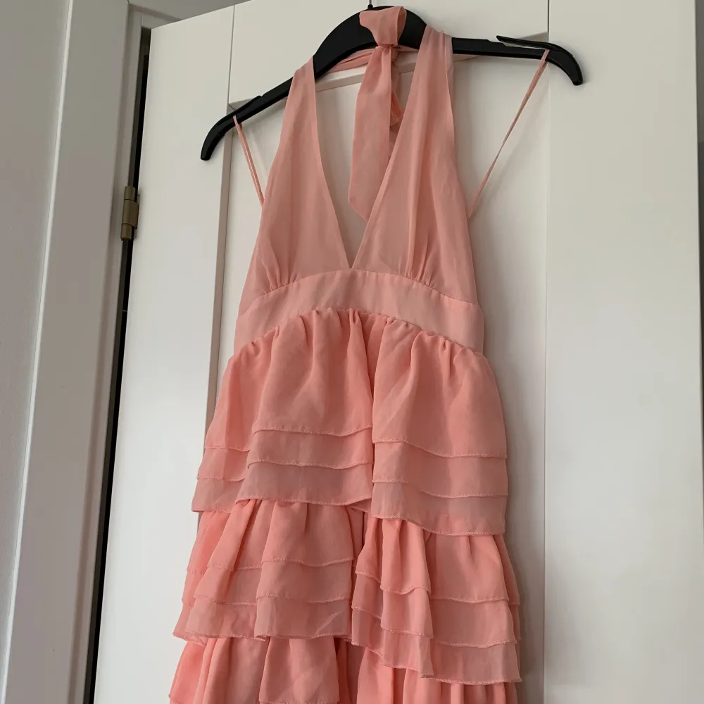 Säljer denna söta volangklänning som är i en så fin rosa färg! Säljer den då den tyvärr är för liten för mig 😢klänningen har öppen rygg och knyts uppe i nacken, perfekt nu till sommaren! Helt oanvänd med lappen kvar! 💞. Klänningar.