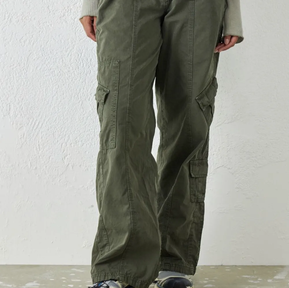 Lågmidjade cargo pants från Urban outfitters i grön (jätte ljusgrön) Kommer inte till användning längre Storlek Xs regular length så fin passform😍 Första bilden är från hemsidan!  . Jeans & Byxor.