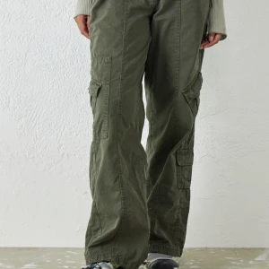 Low waist cargo pants - Lågmidjade cargo pants från Urban outfitters i grön (jätte ljusgrön) Kommer inte till användning längre Storlek Xs regular length så fin passform😍 Första bilden är från hemsidan!  