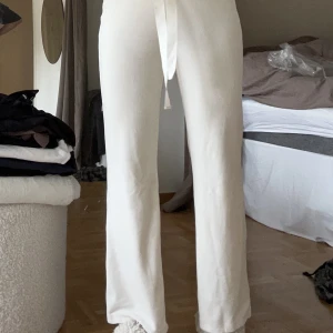 Raka mjukisbyxor  - Väldigt sköna mjukisbyxor från Lindex 