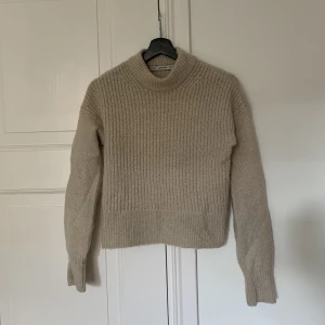 Beige Other stories tröja ull - Other stories tröja i bra skick  Storlek XS- S  Cos arket 