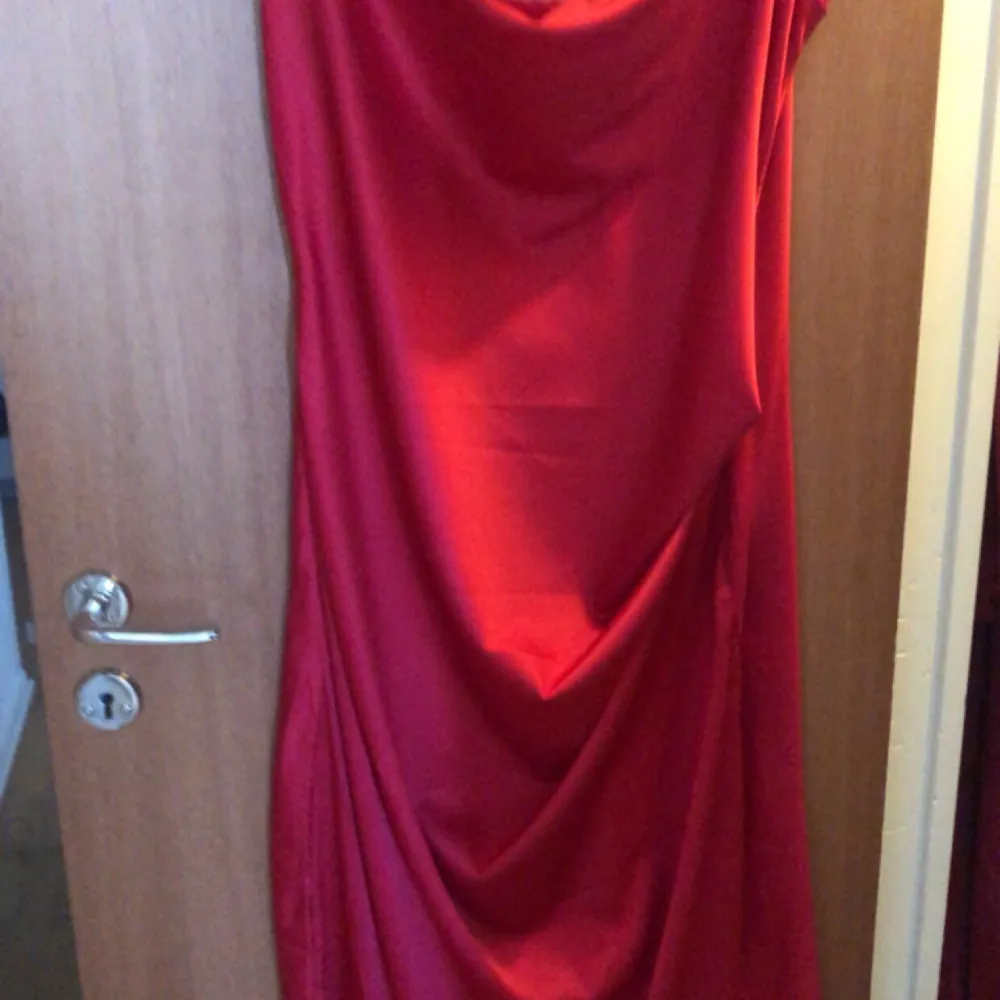Röd klänning helt ny 1xl passar även xl  . Klänningar.