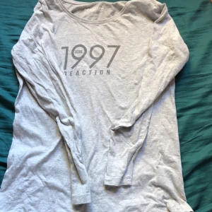 Långärmad  - En grå långärmad där det står ”1997 reaction” Köpare betalar alltid för frakt!