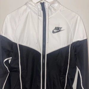 Nike vindjacka - Svartvit vindjacka ifrån Nike. Storlek S