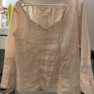 Oddmolly topp - En jättesöt blus/topp från Oddmolly i beige färg och jättefint skick. Storleken är som S/M. 80kr+frakt