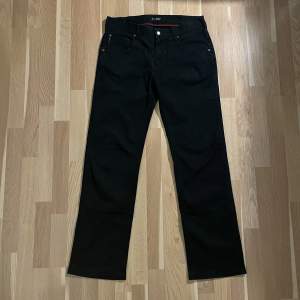 Armani jeans strl 32 i bra skick! Längd utsida ben: 109 cm Midja: 43 cm