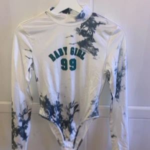 Body  - Vit body med tryck