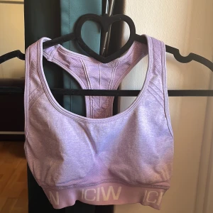 Sport-bh - IcanIwill - Fin lila sport-bh från icaniwill.  Använd väl men i mycket bra skick.  Upplever den som en aning tight för dess storlek.   Har kanin hemma. 